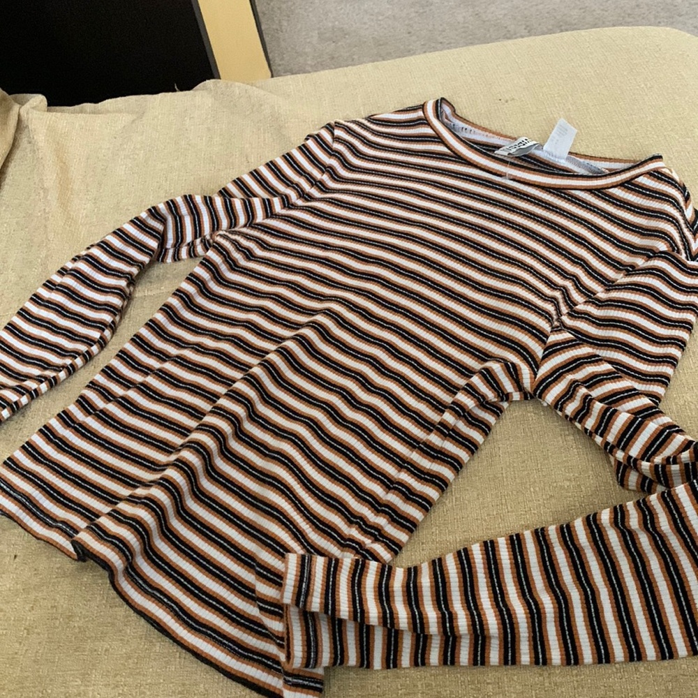 Fitted and ribbed long sleeve t-shirt from H&M. Never worn.